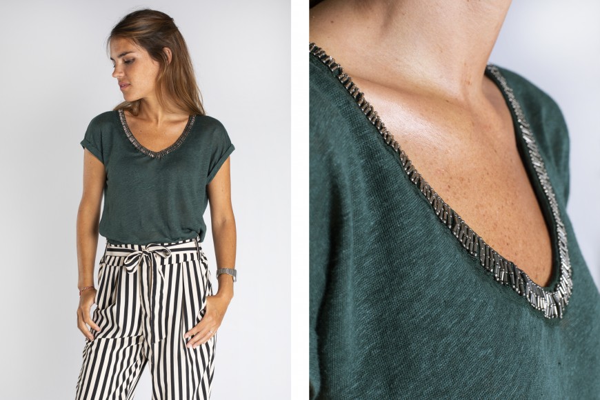 Look pantalón rayas y camiseta para entrevista
