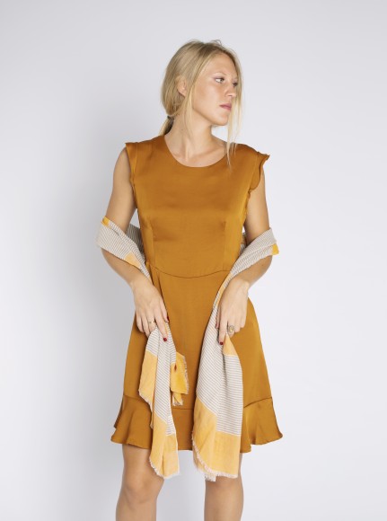 Look con vestido satinado 