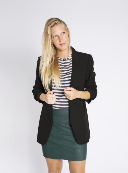 look casual con falda y blazer negra