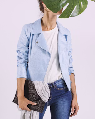 Baqueros y camiseta blanca con chupa azul y un bolso oscuro