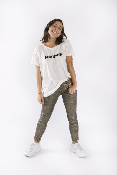 look con pantalón print pitón y camiseta oversize