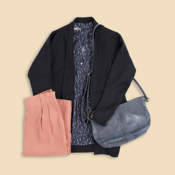 Blusa mini-print, con un pantalón fluido rosa y un cárdigan