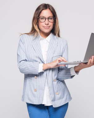 Chica con blazer de rayas y pantalón azul