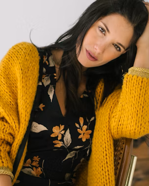 Otoño invierno: jersey color mostaza con blusa floral negra