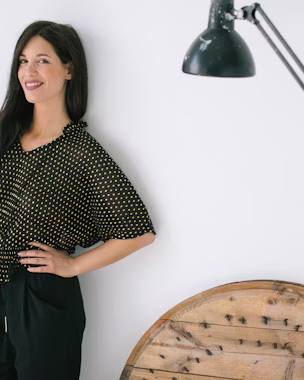 Blusa negra de motas amarillas combinado con un pantalon relajado negro