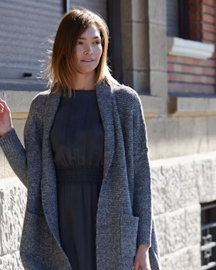 mujer con vestido largo y mucho estilo