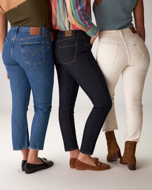 Mehrere Frauen zeigen verschiedene Jeans- und Hosenschnitte, die breite Hüften vorteilhaft betonen