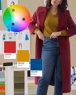 Immagine della ruota dei colori con esempi di outfit che mostrano come abbinare colori complementari, analoghi, triadici e monocromatici nei tuoi look quotidiani.