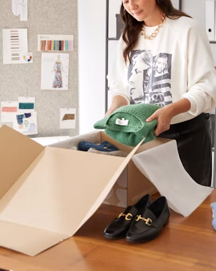 Personal Shopper selecting items for a Lookiero box, following the three-colour rule or 60-30-10 method.