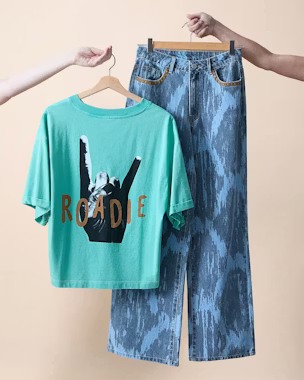 Green “Roadie” t-shirt and wide-leg printed denim trousers – perfect outfit for a concert or festival.