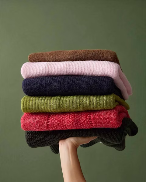 How to wear a knitted vest and an oversized jumper: stylish tips to try the belted jumper dress