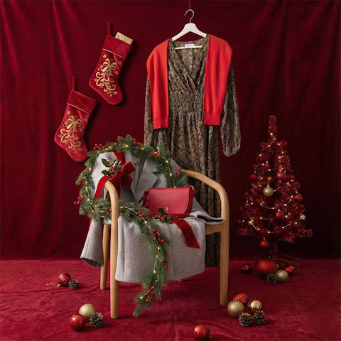 Tenues de noël pour femmes : rouge, festif et élégant
