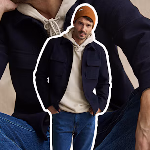 Look masculino con varias capas ligeras que muestra cómo abrigarse sin añadir volumen a la silueta.