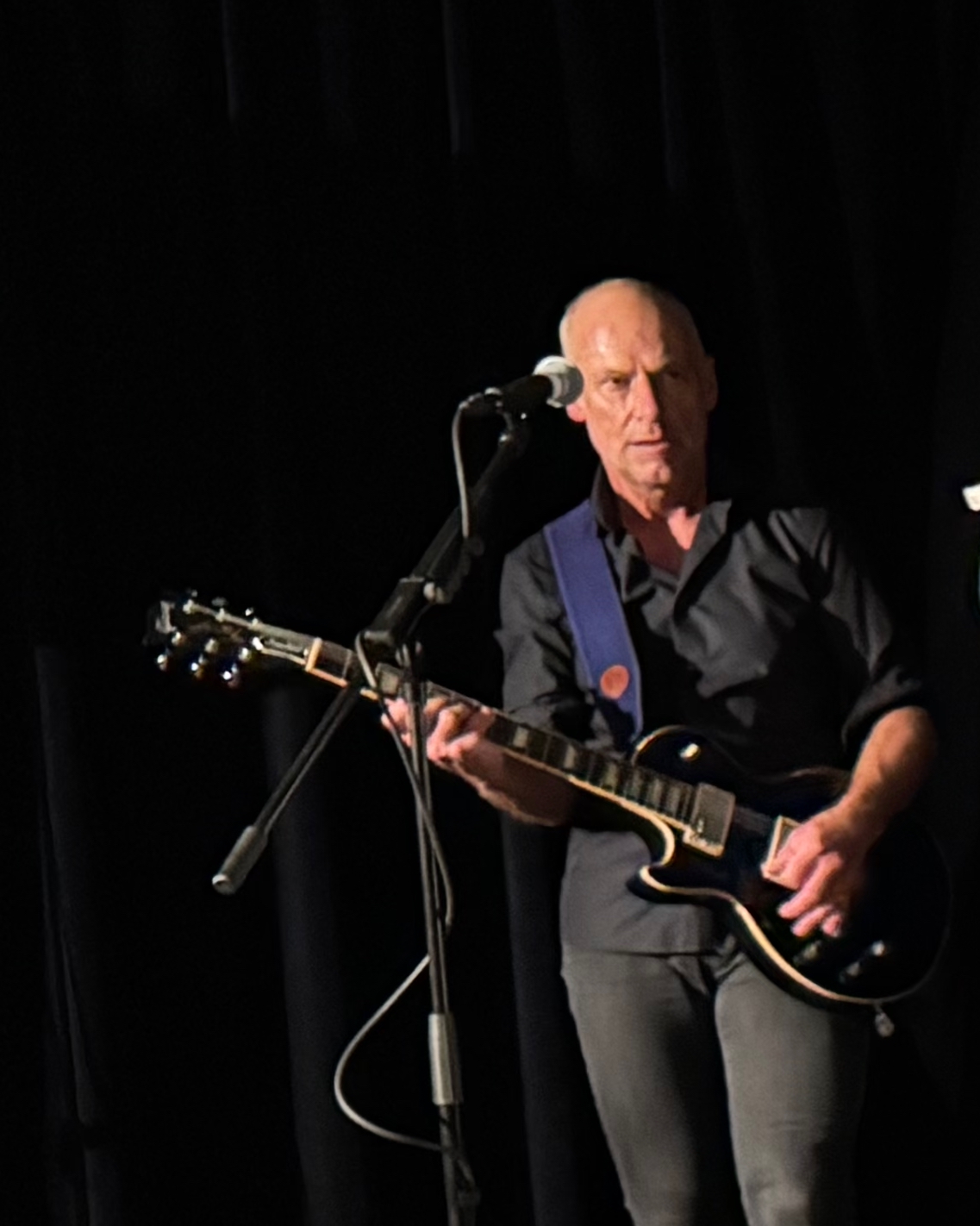 Peider an der Gitarre