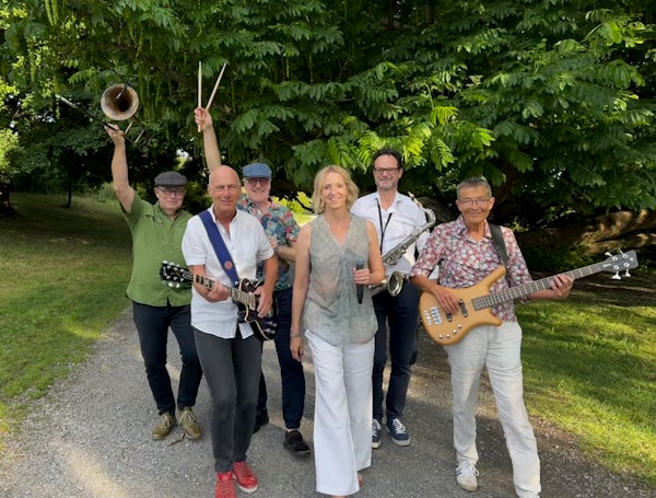 Bandfoto vor grünem Hintergrund