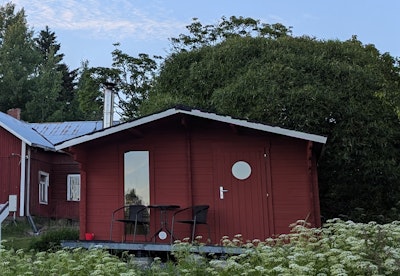Vi købte for nylig saunaen Vinja fra Polhus, og vi kunne ikke være mere tilfredse! Bestillingsprocessen var ligetil, og leveringen var meget hurtig. Selve saunaen er af fremragende kvalitet og har et smukt design. Den er blevet en fantastisk tilføjelse til vores sommerhus, og hele familien elsker den!