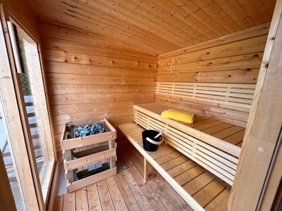 Meget tilfreds med min Kivi-sauna, installeret siden 2020. Leveret og placeret hvor jeg ville, af en samvittighedsfuld professionel. Installationen var ret enkel. Jeg fortryder ikke, at jeg valgte Polhus.
