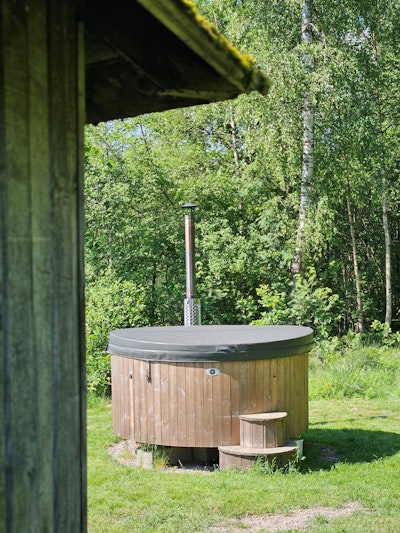 Jeg er meget glad for det brændende spabad! Designet er både stilrent og praktisk, og kvaliteten overgår forventningerne. Det har fungeret fantastisk for mig og kan nemt rumme op til 10 personer, hvilket gør det perfekt til både familie og venner. Varmen spredes jævnt og gør enhver brug til en afslappende oplevelse. Mange tak for et godt produkt!
