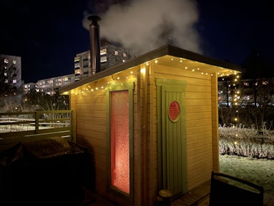 På kun 2 dage byggede vi saunaen op og kunne begynde at bade. Resultatet blev fantastisk, og vi bruger det flere gange om ugen.
