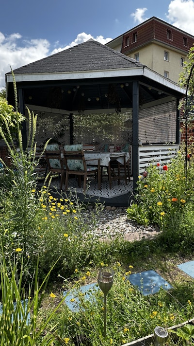 Der Pavillon Alma hat unsere Erwartungen voll erfüllt und fügt sich wunderbar in unseren Garten ein. Besonders gut gefallen haben uns die hochwertige Verarbeitung und das durchdachte Design – beides hat den Aufbau erleichtert und das Endergebnis wirklich überzeugend gemacht.
