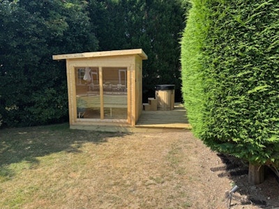 Nous sommes très satisfaits du sauna. L’équipe d’installation était également excellente.