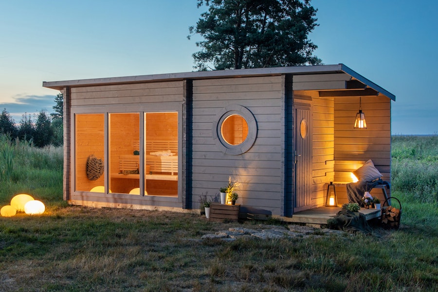 Klassische Gartensauna Jari aus Holz mit rechteckiger Bauweise in einem Garten im Außenbereich