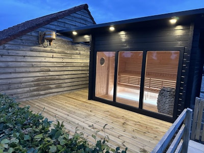 Wir sind begeistert von unserer neuen Polhus Hannu-Sauna – tolle Qualität, Stil und gutes Preis-Leistungs-Verhältnis. Vielen Dank an Katriina für ihre Hilfe und Kommunikation während der Bestellung und Lieferung. Wir haben sie in den letzten zwei Monaten fast jede Nacht genutzt – das Beste, was wir seit langem gemacht haben!