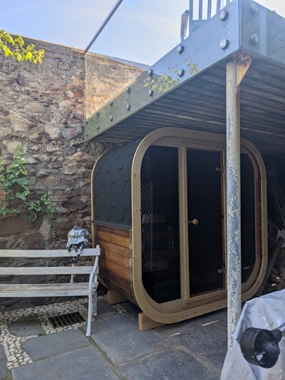 Wir lieben sie. Alle Teile waren gut zugeschnitten, und die Anleitungen waren ziemlich klar. Innen riecht es auch großartig dank Thermowood. Wir wohnen direkt am Meer, also habe ich alle Schrauben durch vollständige (A4) Edelstahlschrauben ersetzt.