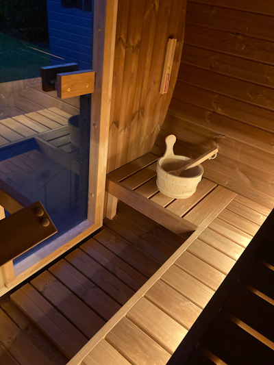 Die Sauna (Edda) sieht großartig aus und war überraschend einfach aufzubauen, größtenteils alleine. Rickard war sehr hilfsbereit am Telefon und per E-Mail bei der Abwicklung meiner Bestellung, und die Palette wurde in der von mir gewählten Woche geliefert. Seitdem genießen wir perfekte Saunagänge. Insgesamt eine großartige Erfahrung.