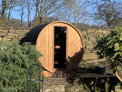 Wir lieben unsere Fasssauna, die von Polhus geliefert und aufgebaut wurde. Die Produktqualität ist hervorragend, und auch das Lieferunternehmen war großartig. Design und Größe machten die Sauna perfekt für unsere Terrasse – kompakt, aber groß genug für vier Personen. Das Holz duftet wunderbar!