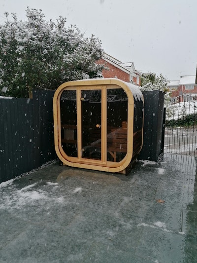 Es hat Spaß gemacht, sie zu bauen, obwohl die Anleitung etwas detaillierter sein könnte. Ich habe etwas Schimmel auf der Hauptfrontplatte bemerkt. Sobald das Wetter besser ist, werde ich sie behandeln und schützen. Aber die Sauna ist großartig, heizt so schnell auf… die beste Entscheidung.