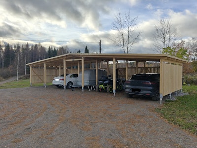 Das Modell ist gut durchdacht, und der Aufbau lässt sich leicht selbst durchführen, wenn man auch nur ein wenig Erfahrung im Bauwesen hat. Das Holz ist von sehr guter Qualität und präzise auf die richtigen Maße zugeschnitten.