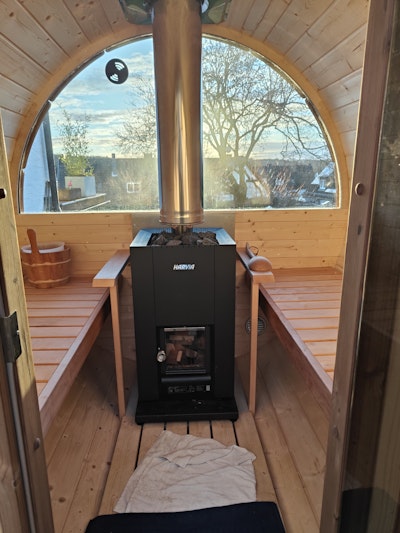 Ist ein sehr schönes Produkt. Wir sind super mit dem Bausatz klar gekommen. Wir haben uns bewusst für diese Sauna entschieden wegen des wundervollen Panoramafensters.