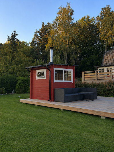 Sehr zufrieden. Ich nutze die Sauna zweimal pro Woche und die Qualität ist hervorragend. Von Freunden und Nachbarn bekomme ich oft positive Kommentare zum Design und dazu, wie schön sie sich in den Garten einfügt.