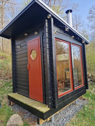 Insgesamt bin ich sehr zufrieden mit der Sauna. Sie funktioniert gut, sieht schön aus und wirkt stabil und solide (ich habe 70 mm Wandstärke gewählt). Allerdings hätte ich mir bessere Montageanleitungen gewünscht, habe aber bei Unsicherheiten und Fragen den Support bzw. die Montagehilfe kontaktiert. Im Nachhinein bereue ich die Wahl von Dachschindeln, da die EPDM-Bahn besser, einfacher und schneller zu verlegen gewesen wäre (bei einem so kleinen Dach). Ansonsten bin ich sehr zufrieden. PS: Ich habe selbst eine Fundamentlösung mit Erdschrauben gemacht, mit der ich ebenfalls sehr zufrieden bin.