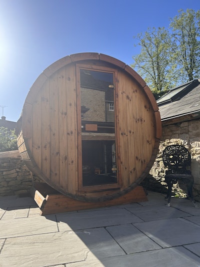 Wir lieben die Sauna. Wir nutzen sie im Durchschnitt 2–3 Mal pro Woche. Es ist eine der besten Investitionen, die wir gemacht haben!
