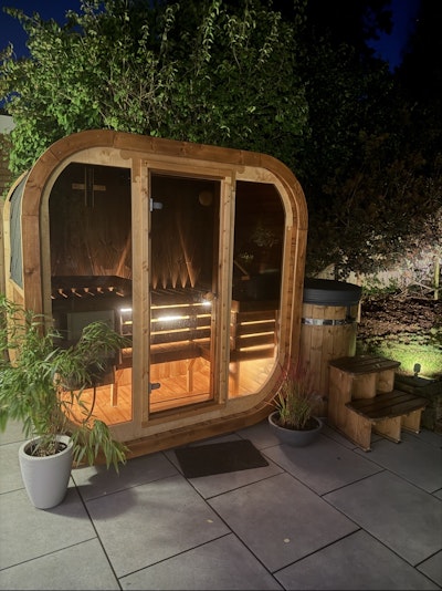 Ich habe mich wegen der Qualität und des Designs für Produkte von Polhus entschieden. Die Website war sehr informativ und die 3D-Ansicht der Narvik-Sauna war eine fantastische Möglichkeit, sich das Produkt vorzustellen und sicherzustellen, dass es auf meine Terrasse passt. Außerdem war die Sauna preislich sehr konkurrenzfähig, sodass bei diesem Kauf einfach alles gestimmt hat.