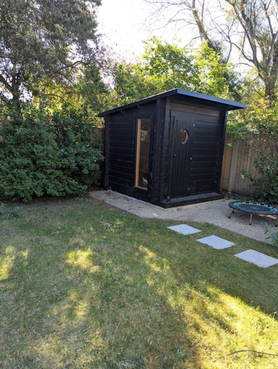 Ich habe eine Sauna (Jussi) gekauft. Es ist ein hochwertiges Produkt, das im Garten wirklich gut aussieht. Insgesamt bin ich sehr zufrieden mit dem Kauf.