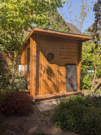 Ich liebe die Sauna in meinem Garten. Sie hat die richtige Größe und die Fenster geben dem Erlebnis eine zusätzliche Dimension. Sie ist einfach zu bedienen.
