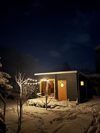 Beeindruckende Verarbeitung, hochwertige Materialien. Einfacher Aufbau, Glasfront und Blick sucht seines Gleichen. Top Sauna, mit Panoramagarten. Bezaubernd!

