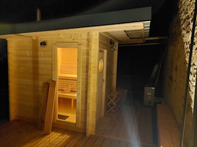 Die Sauna ist von sehr hoher Qualität – sowohl die Stärke, die Trocknung als auch die Holzqualität sind hervorragend. Der Aufbau war recht einfach und die Sauna ist sehr angenehm in der Nutzung.