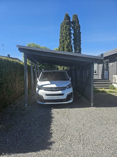 Även med lite snickerivana lyckades jag sätta upp den själv. Den färdiga carporten gör sitt jobb och ser bra ut. Det mest frustrerande var att måla den efteråt, men nu matchar den huset och frun är nöjd.