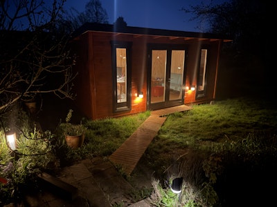 Sehr zufrieden. Ich nutze die Sauna zweimal pro Woche und die Qualität ist hervorragend. Von Freunden und Nachbarn bekomme ich oft positive Kommentare zum Design und dazu, wie schön sie sich in den Garten einfügt.