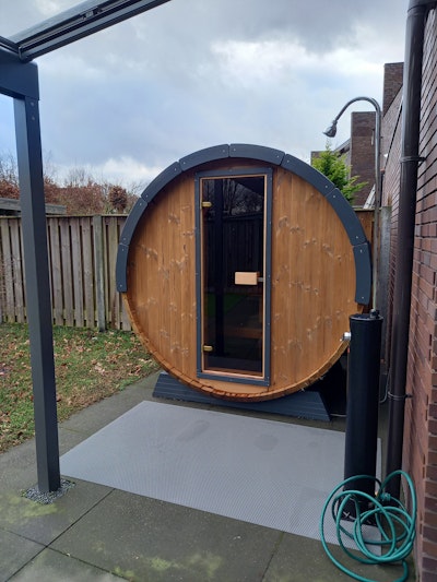 Mon sauna est arrivé bien emballé et a été facile à monter moi-même. Le bois est de bonne qualité.