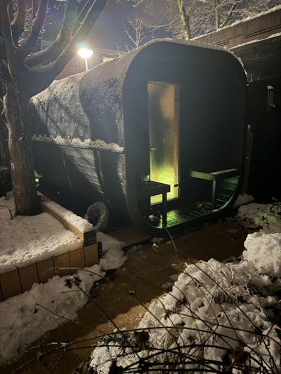 Wunderschöne Sauna, einfaches Bauset, mit einem herrlich geräumigen Innenraum, einem kleinen Vorraum und einer Sitzbank davor! Wir sind super zufrieden mit dem Ergebnis und würden jedem empfehlen, sich so einen Wohlfühlmoment im Garten zu gönnen. Einfach genießen!!