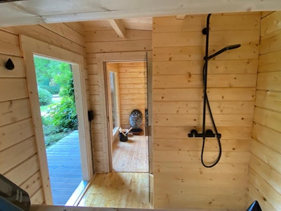 Piękna, solidna sauna z litego drewna. Korzystamy z sauny i lodowej kąpieli w każdy weekend. Wspaniale!