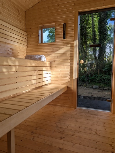 Die Sauna ist genau so, wie wir es erhofft hatten – gut durchdacht und wunderschön verarbeitet. Sie wird nun seit fast einem Jahr genutzt und sieht immer noch perfekt aus.