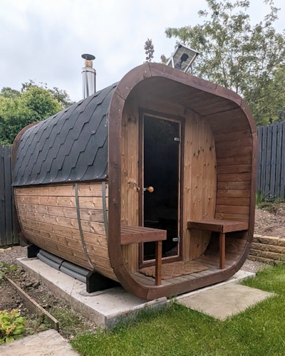 Notre nouveau sauna est tout simplement fantastique. Il a été livré comme prévu, a été amusant à monter et se trouve maintenant dans un superbe emplacement avec vue sur les montagnes des Cairngorms ! Il est très facile à utiliser et à entretenir. Nous sommes ravis !