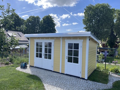 De wanden van het tuinhuis zijn aanzienlijk dikker dan die van andere fabrikanten. Daardoor ziet het hele huis robuuster uit en trekt het hout minder uit.