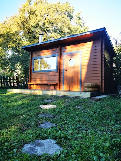 Jag är mycket nöjd med min upplevelse med Polhus. Bastumaterialen är av mycket hög kvalitet, monteringsanvisningarna var tydliga och lätta att följa, och kundtjänsten har alltid varit lyhörd och professionell.